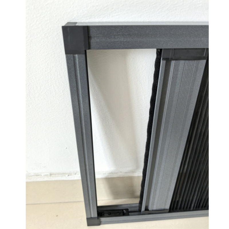 Aluminum pleated screen window with smooth operation