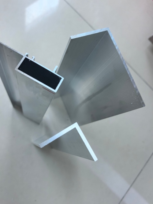 Unequal Leg Aluminium Angle Extrusion