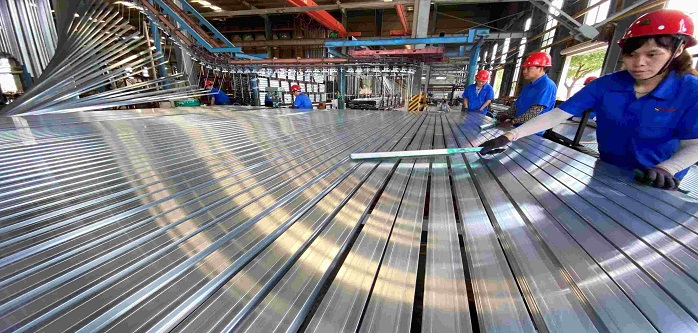 Workers in the aluminum factory are working.